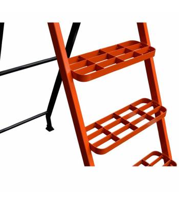 Escalera de acero con peldaños de trámex, plataforma y guardacuerpos