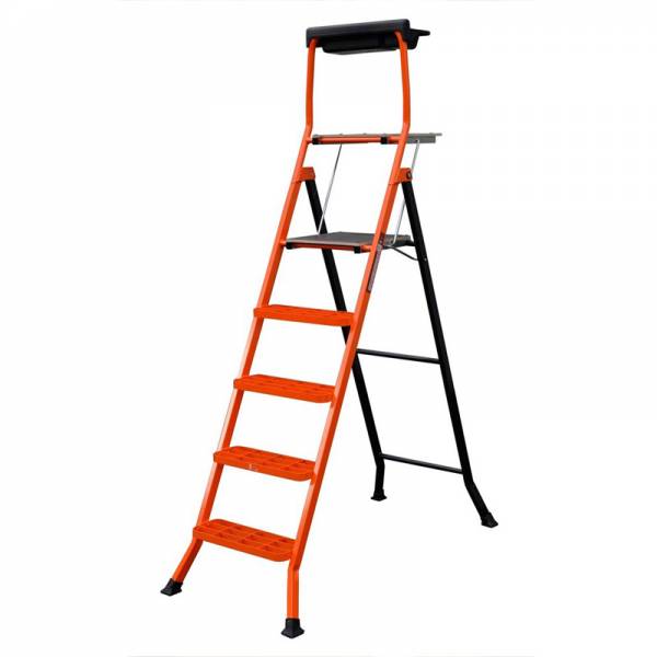 Escalera de acero con peldaños de trámex, plataforma y guardacuerpos