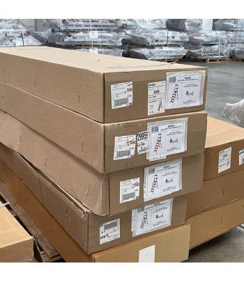 Escalera de acero con peldaños de trámex, plataforma y guardacuerpos