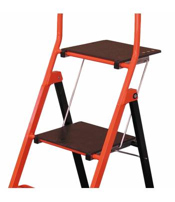 Escalera de acero con peldaños de trámex, plataforma y guardacuerpos