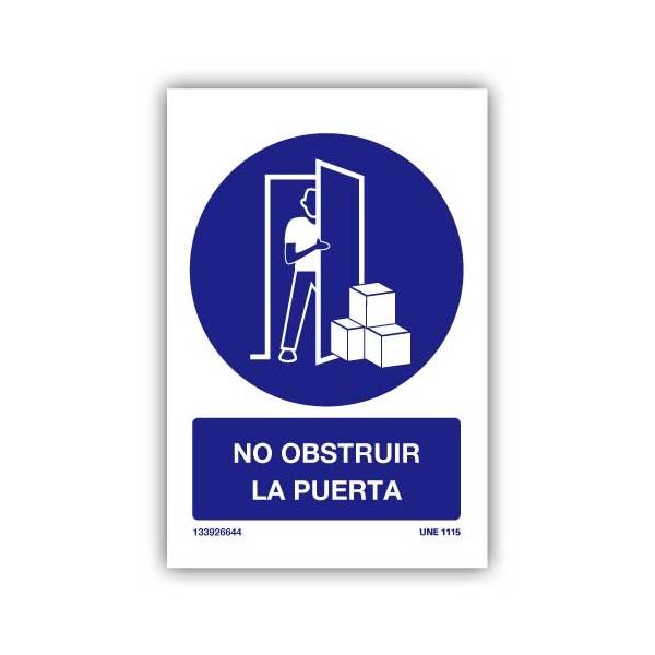 Señal de obligatorio no obstruir determinada puerta, con pictograma y rótulo explicativos