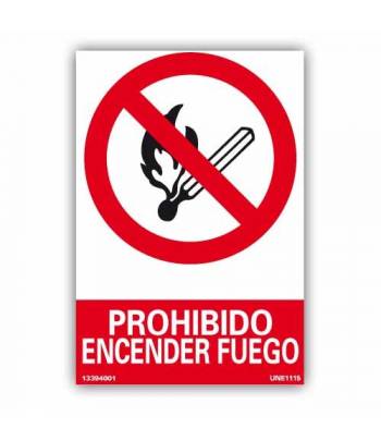 Señal rectangular que indica la prohibición de encender fuego en la zona o instalaciones.