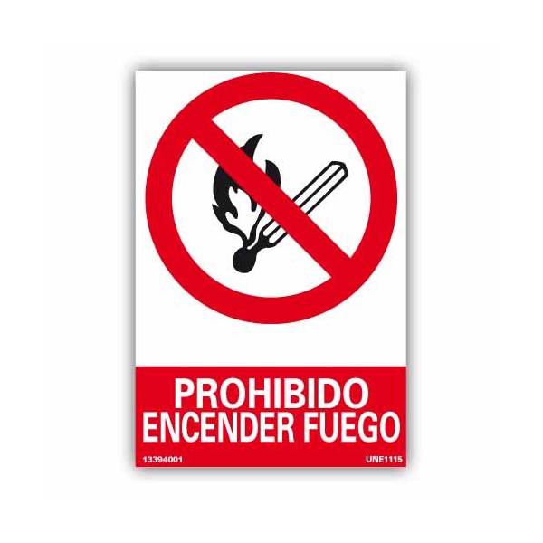 Señal rectangular que indica la prohibición de encender fuego en la zona o instalaciones.