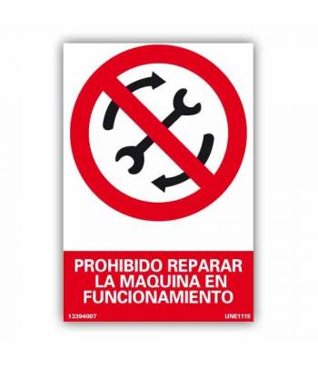 Señal rectangular que indica la prohibición de reparar maquinaría en funcionamiento.