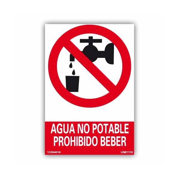 Señal rectangular que indica la prohibición de beber agua del grifo o manguera dado que el agua no es potable.