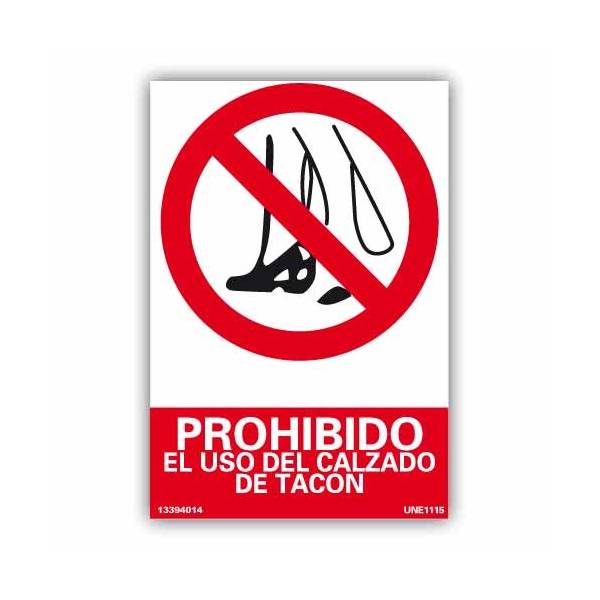 Señal rectangular que indica la prohibición de caminar por la zona o instalaciones con tacones