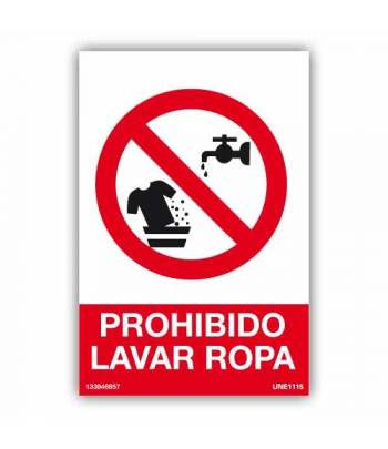 Señal de prohibido lavar ropa, compuesta por rótulo y pictograma explicativos