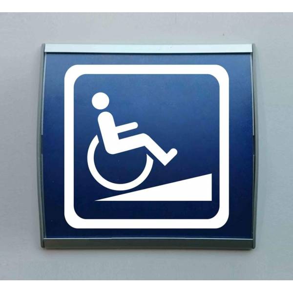 Señal informativa diseñada para ubicar la zona de acceso para personas con discapacidad motora