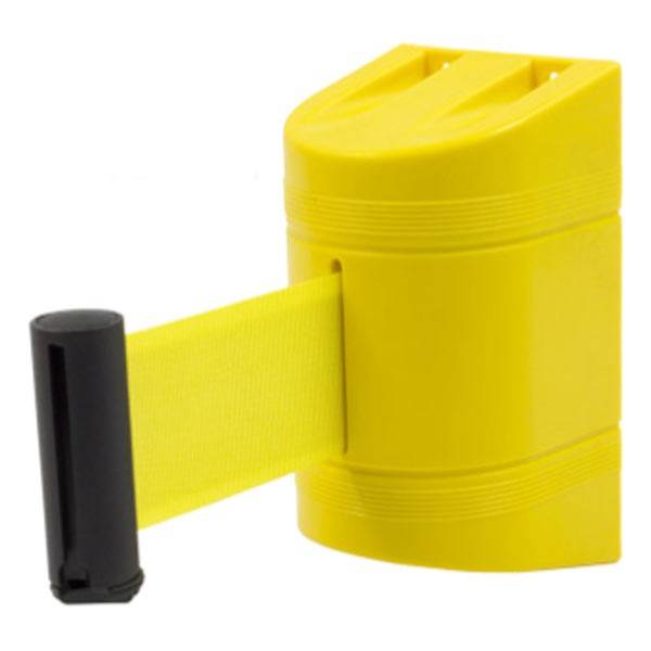 Soporte a pared con cinta retráctil de señalización de advertencia en color amarillo y negro. Soporte a pared con cinta retráctil de señalización de advertencia en color amarillo y negro.