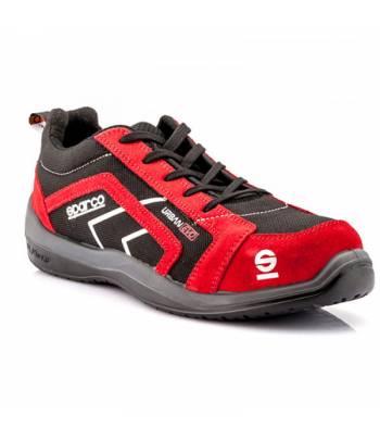 Calzado de trabajo tipo deportivo en colores rojo y negro. Este es un zapato libre de metal