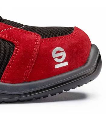 Calzado de trabajo tipo deportivo en colores rojo y negro. Este es un zapato libre de metal