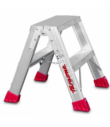 Una escalera en formato taburete, fabricada en de aluminio para poder transportarla de manera rápida Una escalera en formato taburete, fabricada en de aluminio para poder transportarla de manera rápida