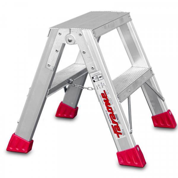 Una escalera en formato taburete, fabricada en de aluminio para poder transportarla de manera rápida Una escalera en formato taburete, fabricada en de aluminio para poder transportarla de manera rápida