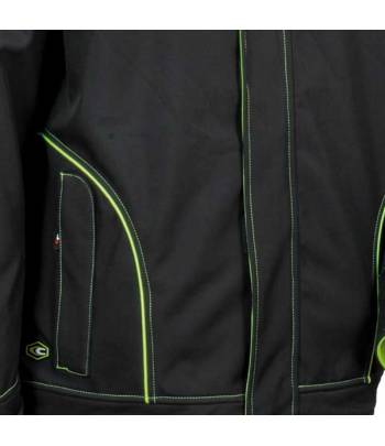 Cazadora tipo softshell elástico con varios bolsillos y capucha ajustable Cazadora tipo softshell elástico con varios bolsillos y capucha ajustable