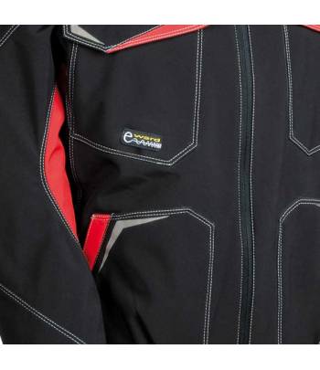 Cazadora tipo softshell con puños ajustables y un diseño tipo deportivo