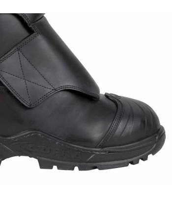 Bota Cofra Strong con protección para su uso con motosierras